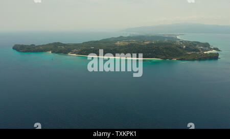 Isola tropicale Boracay con spiaggia sabbiosa e alberghi vista dal mare, vista aerea. Estate viaggi e concetto di vacanza. Filippine Foto Stock