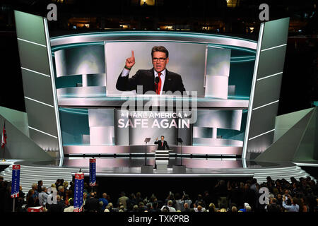 Ex governatore del Texas Rick Perry parla durante la sessione serale il giorno uno della Convention Nazionale Repubblicana a dall'Arena Quicken Loans in Cleveland Ohio sulla luglio 18, 2016. Donald Trump accetterà la nomina del Partito Repubblicano per Presidente il giovedì notte Luglio 21st. Foto di Kevin Dietsch/UPI Foto Stock