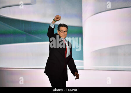 Ex governatore del Texas Rick Perry fa il suo modo sul palco durante la sessione serale il giorno uno della Convention Nazionale Repubblicana a dall'Arena Quicken Loans in Cleveland Ohio sulla luglio 18, 2016. Donald Trump accetterà la nomina del Partito Repubblicano per Presidente il giovedì notte Luglio 21st. Foto di Kevin Dietsch/UPI Foto Stock