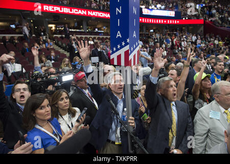 Ex Virginia Attorney General Ken Cuccinelli (C) porta un tentativo di conquistare un ruolo di voto di chiamata di perturbare la Donald Trump nomina alla Convention Nazionale Repubblicana a dall'Arena Quicken Loans in Cleveland Ohio sulla luglio 18, 2016. Donald Trump accetterà la nomina del Partito Repubblicano per Presidente il giovedì notte Luglio 21st. Foto di Molly Riley/UPI Foto Stock