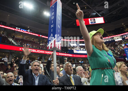 Ex Virginia Attorney General Ken Cuccinelli (L) e delegare Diana rive cercare di ottenere una votazione per appello nominale alla Convention Nazionale Repubblicana a dall'Arena Quicken Loans in Cleveland Ohio sulla luglio 18, 2016. Donald Trump accetterà la nomina del Partito Repubblicano per Presidente il giovedì notte Luglio 21st. Foto di Molly Riley/UPI Foto Stock