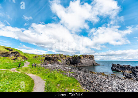 Snaefellsjokull, Islanda - 18 Giugno 2018: Paesaggio escursioni sentiero vista della spiaggia rocciosa in Hellnar Parco Nazionale Penisola Snaefellsnes con vista oceano e pe Foto Stock