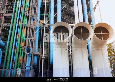 Parigi, Francia - 24 Ottobre 2017: Comunicazione e tubi di ventilazione fuori del centro Georges Pompidou. Foto Stock
