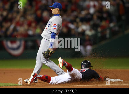 Cleveland Indians shorstop Francisco Lindor ruba la seconda base contro Chicago Cubs secondo baseman Javier Baez durante il primo inning di gioco 1 della serie mondiale in campo progressivo in Cleveland Ohio il 25 ottobre 2016. Foto di Aaron Josefczyk /UPI Foto Stock