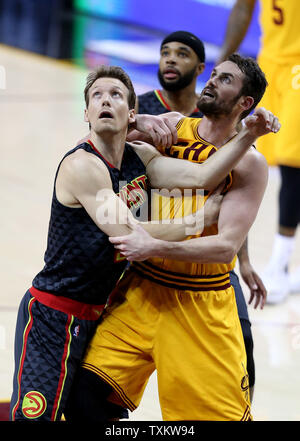 Cleveland Cavaliers" Kevin amore battaglie Atlanta Hawks' Mike Dunleavy per posizione durante la prima metà a dall'Arena Quicken Loans in Cleveland il 7 aprile 2017. Foto di Aaron Josefczyk/UPI Foto Stock