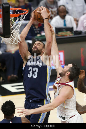 Cleveland Cavaliers" Kevin amore battaglie Memphis Grizzlies Marc Gasol per un rimbalzo durante il primo semestre a dall'Arena Quicken Loans in Cleveland il 2 dicembre 2017. Foto di Aaron Josefczyk/UPI Foto Stock