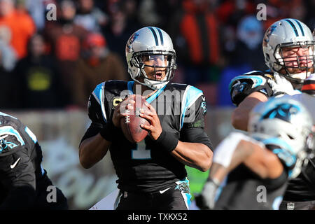 Carolina Panther è Cam Newton sembra passare contro i Cleveland Browns nella seconda metà al primo stadio di energia in Cleveland su dicembre 91, 2018. Foto di Aaron Josefczyk/UPI Foto Stock