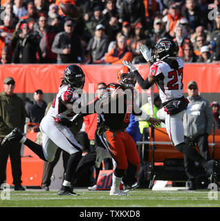 Atlanta Falcon's Damontae Trufant (27)intercetta un passaggio destinato per Baker Mayfield (6) e gettati da running back Dontrell Hilliard nel primo semestre al primo stadio di energia in Cleveland Ohio Novembre 11, 2018. Foto di Aaron Josefczyk/UPI Foto Stock