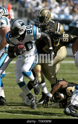 Carolina Panthers running back DeShaun Foster irrompe attraverso il New Orleans Saints lineaal difensivo del terzo trimestre presso Ericsson Stadium di Charlotte, NC. (UPI/BOB CAREY) Foto Stock