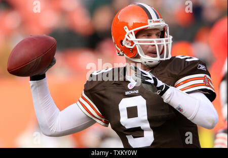 Cleveland Browns quarterback Charlie Frye (9) genera un pass nel primo trimestre contro i Baltimore Ravens al Cleveland Browns Stadium di Cleveland, OH su Gennaio 1, 2006. (UPI foto/Scott R. Galvin) Foto Stock