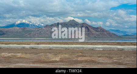 Il grande lago salato e montagne neve picchi in un giorno nuvoloso Foto Stock