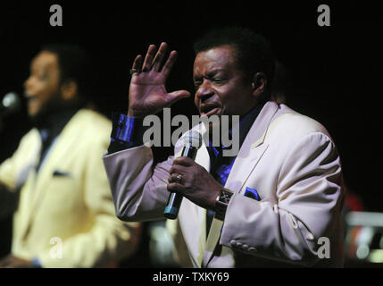 Little Anthony ed Imperiali eseguire presso il Teatro Agora in Cleveland Ohio il 3 aprile 2009. Il gruppo sarà introdotto nella Rock and Roll Hall of Fame nel corso di una cerimonia che si terrà domani. (UPI foto/Alexis C. Glenn) Foto Stock