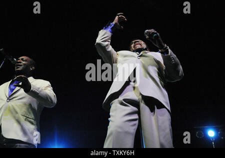 Little Anthony ed Imperiali eseguire presso il Teatro Agora in Cleveland Ohio il 3 aprile 2009. Il gruppo sarà introdotto nella Rock and Roll Hall of Fame nel corso di una cerimonia che si terrà domani. (UPI foto/Alexis C. Glenn) Foto Stock