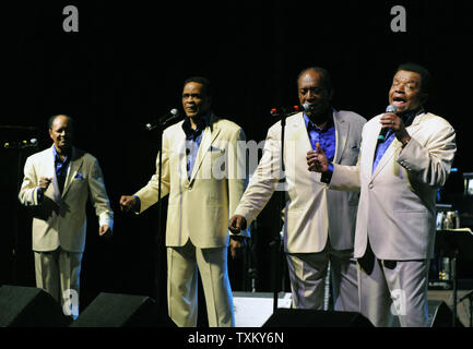 Little Anthony ed Imperiali eseguire presso il Teatro Agora in Cleveland Ohio il 3 aprile 2009. Il gruppo sarà introdotto nella Rock and Roll Hall of Fame nel corso di una cerimonia che si terrà domani. (UPI foto/Alexis C. Glenn) Foto Stock