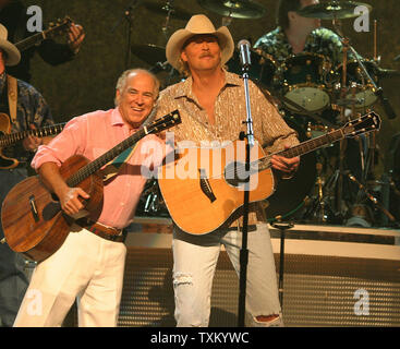 Jimmy Buffett e Alan Jackson vincere l'evento vocale del premio di anno per "è cinque ore da qualche parte", presso il trentasettesimo "CMA Awards, tenutasi mercoledì 5 novembre 2003, in Nashvile, Tennessee. Foto Stock