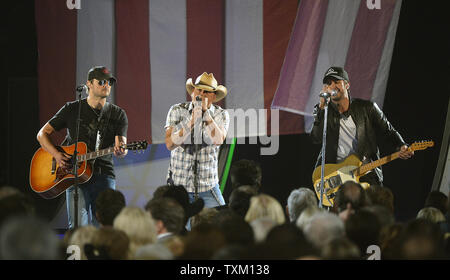 Luke Bryan, Jason Aldean e Eric Chiesa esplica al 46th annuo di premi di musica country nella Bridgestone Arena di Nashville, Tennessee il 1 novembre 2012. UPI/Kevin Dietsch Foto Stock