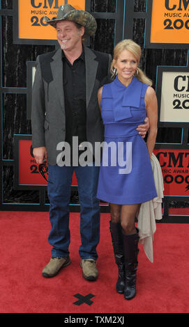 Ted Nugent e sua moglie Shemane arrivare per la Country Music Television (CMT) Music Awards a Nashville, nel Tennessee, il 16 giugno 2009. (UPI foto/Roger L. Wollenberg) Foto Stock