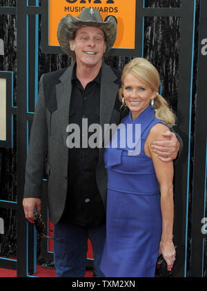 Ted Nugent e sua moglie Shemane arrivare per la Country Music Television (CMT) Music Awards a Nashville, nel Tennessee, il 16 giugno 2009. (UPI foto/Roger L. Wollenberg) Foto Stock