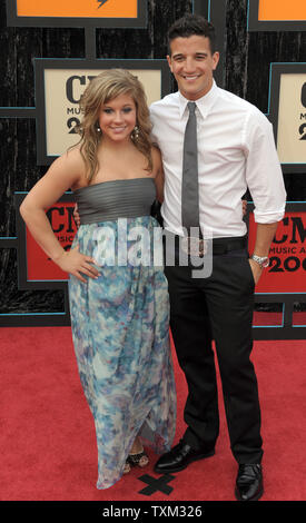 Shawn Johnson (L) e Mark Ballas arrivare per la Country Music Television (CMT) Music Awards a Nashville, nel Tennessee, il 16 giugno 2009. (UPI foto/Roger L. Wollenberg) Foto Stock