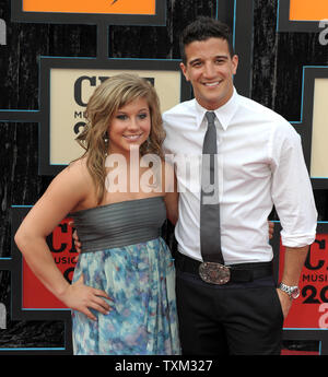 Shawn Johnson (L) e Mark Ballas arrivare per la Country Music Television (CMT) Music Awards a Nashville, nel Tennessee, il 16 giugno 2009. (UPI foto/Roger L. Wollenberg) Foto Stock