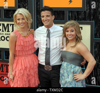 (L a R) Julianne Hough, Mark Ballas e Shawn Johnson arrivare per la Country Music Television (CMT) Music Awards a Nashville, nel Tennessee, il 16 giugno 2009. (UPI foto/Roger L. Wollenberg) Foto Stock