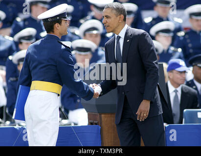Il presidente Barack Obama scuote le mani e si congratula con una forza aerea cadet presso la United States Air Force Academy cerimonia di laurea a Falcon Stadium il 23 maggio 2012 in Colorado Springs, Colorado. La Air Force Academy laureato 1074 cadetti mercoledì. UPI/Marc Piscotty. Foto Stock