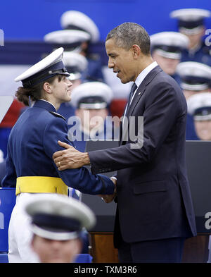 Il presidente Barack Obama scuote le mani e si congratula con una femmina di Air Force cadet presso la United States Air Force Academy cerimonia di laurea a Falcon Stadium il 23 maggio 2012 in Colorado Springs, Colorado. La Air Force Academy laureato 1074 cadetti mercoledì. UPI/Marc Piscotty. Foto Stock