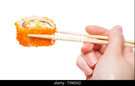 Mano femmina con bacchette di legno contiene california ebi sushi roll isolati su sfondo bianco Foto Stock