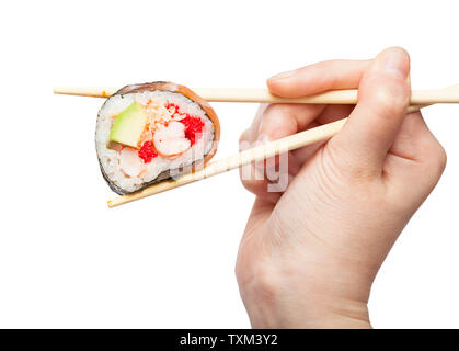 Mano femmina con bacchette monouso detiene in stile western Roll sushi vicino fino isolato su sfondo bianco Foto Stock