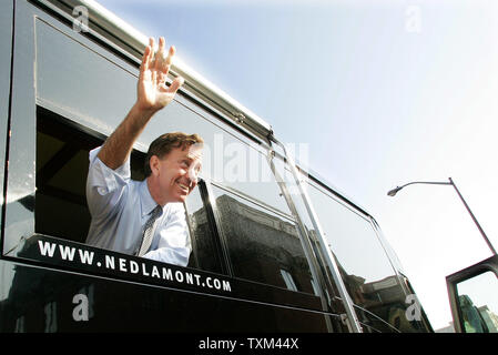 Ned Lamont onde provenienti dalla sua campagna autobus parcheggiato di fronte al Re Davis Centro di lavoro dove si è incontrato con la stampa a risponde al Challenger di noi il senatore Joe Lieberman del discorso alla vigilia al King Davis Centro di lavoro delle elezioni di mid-term Novembre 6, 2006 a Hartford, Connecticut. Lamont ha vinto le primarie democratiche nel settembre costringendo Lieberman per eseguire sul biglietto indipendenti con le speranze di vincere un quarto termine come senatore. (UPI foto/Monika Graff) Foto Stock
