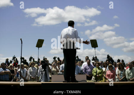 Ex Governatore del Massachusetts e candidato presidenziale repubblicano Mitt Romney annuncia la sua candidatura a Scamman Farm in Stratham, New Hampshire il 2 giugno 2011. UPI/Matthew Healey Foto Stock