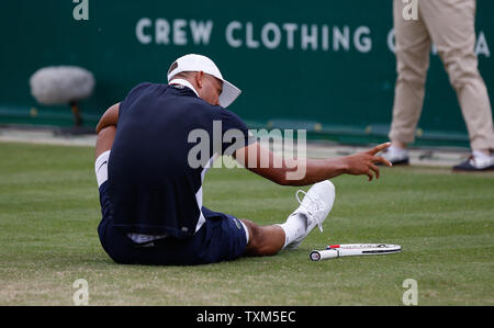 Devonshire Park, Eastbourne, Regno Unito. Il 25 giugno, 2019. Natura Valle Torneo Internazionale di Tennis; Jay Clarke (GBR) scivola sulla corte nella sua partita contro Juan Ignacio Londero (ARG) Credito: Azione Sport Plus/Alamy Live News Foto Stock