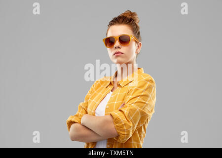 Dai Capelli rossi ragazza adolescente in occhiali da sole Foto Stock