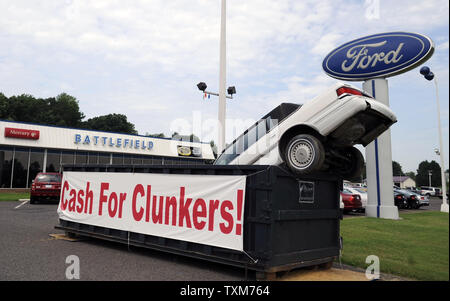 Un display con una vettura in un cassonetto a Ford Auto concessionaria pubblicizza le vetture indennità sistema di sconti (automobili) programma, noto anche come "in contanti per Clunkers,' in Culpeper, in Virginia, il 11 agosto 2009. Lo sconto auto consente agli acquirenti di ricevere fino a 4.500 dollari da parte del governo verso l'acquisto di una qualifica di un nuovo veicolo durante la negoziazione di un modello più vecchio che arriva a 18 miglia per gallone o meno. UPI/Alexis C. Glenn Foto Stock