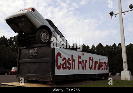 Un display con una vettura in un cassonetto a Ford Auto concessionaria pubblicizza le vetture indennità sistema di sconti (automobili) programma, noto anche come "in contanti per Clunkers,' in Culpeper, in Virginia, il 11 agosto 2009. Lo sconto auto consente agli acquirenti di ricevere fino a 4.500 dollari da parte del governo verso l'acquisto di una qualifica di un nuovo veicolo durante la negoziazione di un modello più vecchio che arriva a 18 miglia per gallone o meno. UPI/Alexis C. Glenn Foto Stock