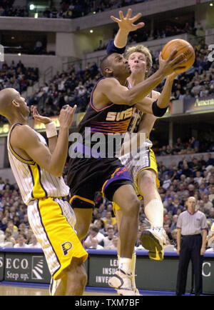 IND2000012501 - 25 gennaio 2000 - Indianapolis, Indiana, Stati Uniti d'America: Phoenix Suns guard Anfernee Hardaway (1) trascina il cestello fra Indiana Pacers Rik Smits (45), a destra e Reggie Miller (31), a sinistra, 25 Gennaio a Indianapolis. rg/mc/Mark Cowan UPI Foto Stock