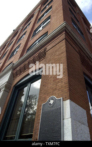 Il 22 novembre 1963, il Texas School Book Depository Building , come era noto poi, divenne famoso quando Lee Harvey Oswald shot il Presidente John F. Kennedy da un sesto piano della finestra. Da quel giorno la costruzione è stata popolare con gli storici, turisti e teorici della cospirazione. Oggi ospita il Sixth Floor Museum a Dealey Plaza come pure gli uffici della contea. (UPI/Ian Halperin) Foto Stock