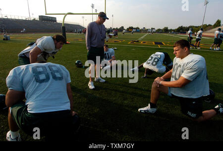 Membri della Tulane University football team condotta pratica di mattina, 7 settembre 2005 a Dallas il Jesuit High School. Il team è arrivato a Dallas il 31 agosto e ha soggiornato in un hotel mentre l'università del reparto Atletica rende i piani per la prossima stagione. Poiché in fuga uragano Katrina, la squadra di calcio ha cercato rifugio in due stati diversi e ritornerà più vicino a casa alla fine di questa settimana. La scuola ha annunciato che dodici squadre atletiche dalla Tulane saranno trasferiti alle università del Texas e della Louisiana, compresa la squadra di calcio che sarà chiamata Louisiana Tech in R Foto Stock