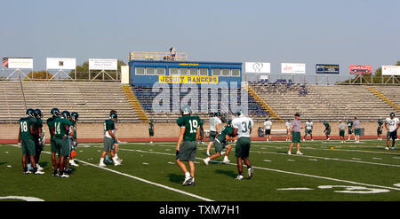 Membri della Tulane University football team condotta pratica di mattina, 7 settembre 2005 a Dallas il Jesuit High School. Il team è arrivato a Dallas il 31 agosto e ha soggiornato in un hotel mentre l'università del reparto Atletica rende i piani per la prossima stagione. Poiché in fuga uragano Katrina, la squadra di calcio ha cercato rifugio in due stati diversi e ritornerà più vicino a casa alla fine di questa settimana. La scuola ha annunciato che dodici squadre atletiche dalla Tulane saranno trasferiti alle università del Texas e della Louisiana, compresa la squadra di calcio che sarà chiamata Louisiana Tech in R Foto Stock