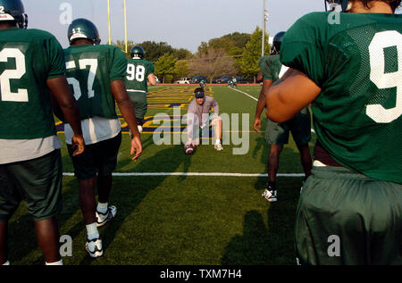 Membri della Tulane University football team condotta pratica di mattina, 7 settembre 2005 a Dallas il Jesuit High School. Il team è arrivato a Dallas il 31 agosto e ha soggiornato in un hotel mentre l'università del reparto Atletica rende i piani per la prossima stagione. Poiché in fuga uragano Katrina, la squadra di calcio ha cercato rifugio in due stati diversi e ritornerà più vicino a casa alla fine di questa settimana. La scuola ha annunciato che dodici squadre atletiche dalla Tulane saranno trasferiti alle università del Texas e della Louisiana, compresa la squadra di calcio che sarà chiamata Louisiana Tech in R Foto Stock