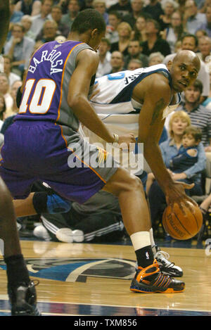 Dallas Mavericks Jerry Stackhouse sembra passare intorno a Phoenix Suns Leandro Barbosa nel gioco 2 del Western Conference Finals presso l'American Airlines Arena di Dallas, TX, il 26 maggio 2006. (UPI foto/Ian Halperin) Foto Stock