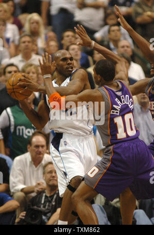 Dallas Mavericks Jerry Stackhouse cerca un compagno di squadra aperto come il Phoenix Suns Leandro Barbosa difende durante il gioco 5 della Western Conference Finals presso l'American Airlines Arena di Dallas, TX., 1 giugno 2006. Il Mr AVS battere i Suns 117-101 per prendere un 3-2 portano in serie. (UPI foto/Ian Halperin) Foto Stock