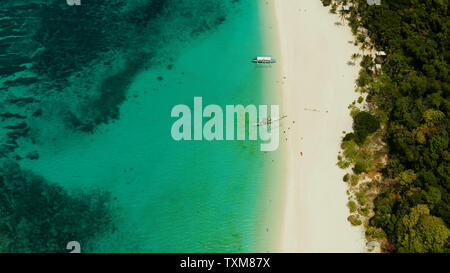 Paesaggio tropicale: spiaggia di sabbia con palme e le acque turchesi della barriera corallina vista dall'alto, Puka shell beach. Il Boracay, Filippine. Seascape con spiaggia sull isola tropicale. Estate viaggi e concetto di vacanza. Foto Stock