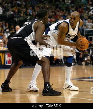 Dallas Mavericks Jerry Stackhouse guarda al passato get San Antonio Spurs Michael Finley presso l'American Airlines Center a Dallas il 2 novembre 2006. Il battito spinge il Mr AVS 97-91 in season opener per entrambe le squadre. (UPI foto/Ian Halperin) Foto Stock