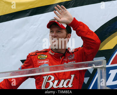 Driver Dale Earnhardt Jr onde ai tifosi durante le presentazioni prima della NASCAR Dickies 500 al Texas Motor Speedway in Ft. Vale la pena, TX il 5 novembre 2006. (UPI foto/Ian Halperin) Foto Stock