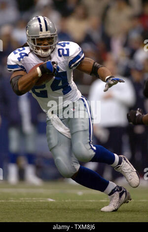 Dallas Cowboys Marion Barber corre contro i New Orleans Saints al Texas Stadium di Irving, TX su dicembre 10, 2006. I Santi battere i cowboy 42-17. (UPI foto/Ian Halperin) Foto Stock