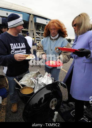 Gli appassionati di calcio di spendere il loro ringraziamento tailgating prima di Dallas Cowboys-New York getti NFL Game Novembre 22, 2007 al Texas Stadium di Irving, Texas. (UPI foto/Ian Halperin) Foto Stock