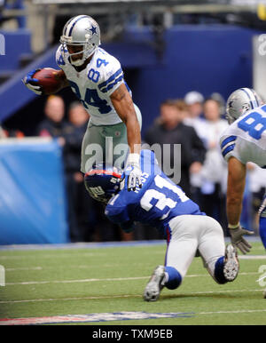 Dallas Cowboys Pratrick Crayton balzi su New York Giants Aaron Ross durante la prima metà del loro gioco di spareggio Gennaio 13, 2008 al Texas Stadium di Irving, TX. (UPI foto/Ian Halperin) Foto Stock