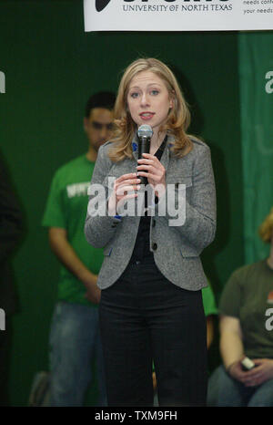 Chelsea Clinton risponde a una domanda da una università del Nord Texas studente durante una discussione in Denton, Texas, il 20 febbraio 2008. Hillary e Bill Clinton è figlia di campagna elettorale in nome di sua madre presidenziale e di fatto si ferma a tre università del Texas. (UPI foto/Robert Hughes) Foto Stock