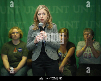 Chelsea Clinton risponde a una domanda da una università del Nord Texas studente durante una discussione in Denton, Texas, il 20 febbraio 2008. Hillary e Bill Clinton è figlia di campagna elettorale in nome di sua madre presidenziale e di fatto si ferma a tre università del Texas. (UPI foto/Robert Hughes) Foto Stock